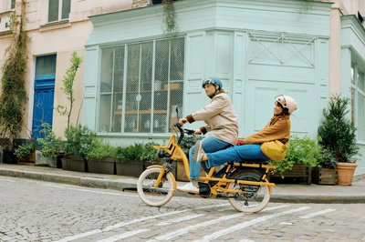 Femme et Homme sur un vélo