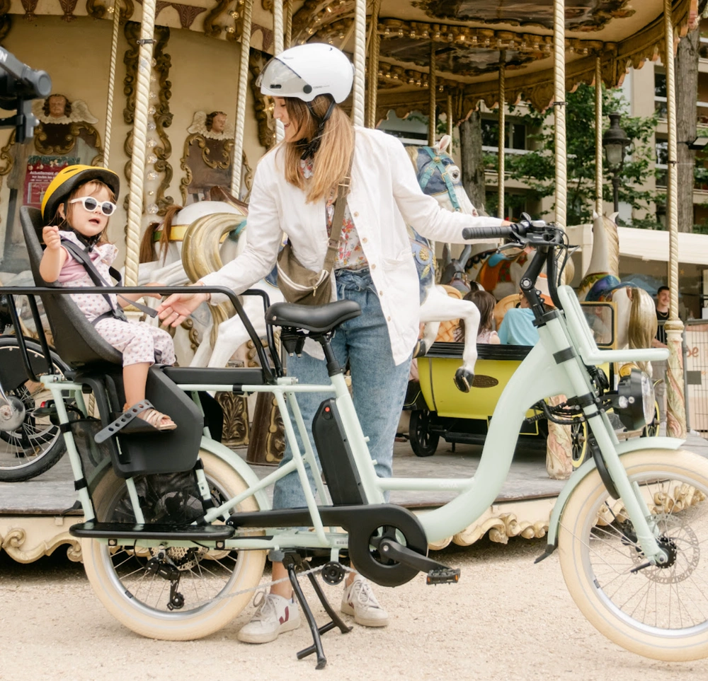 Comment transporter un bébé en vélo cargo en toute sécurité ?