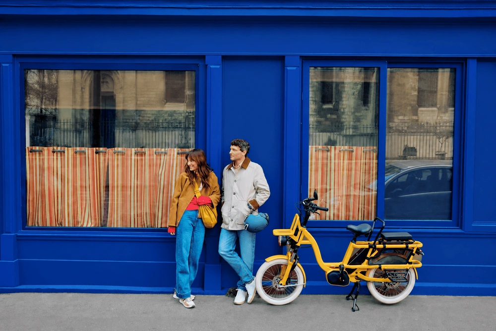 GAYA devant un mur bleu