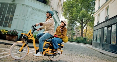 Femme et Homme sur un vélo